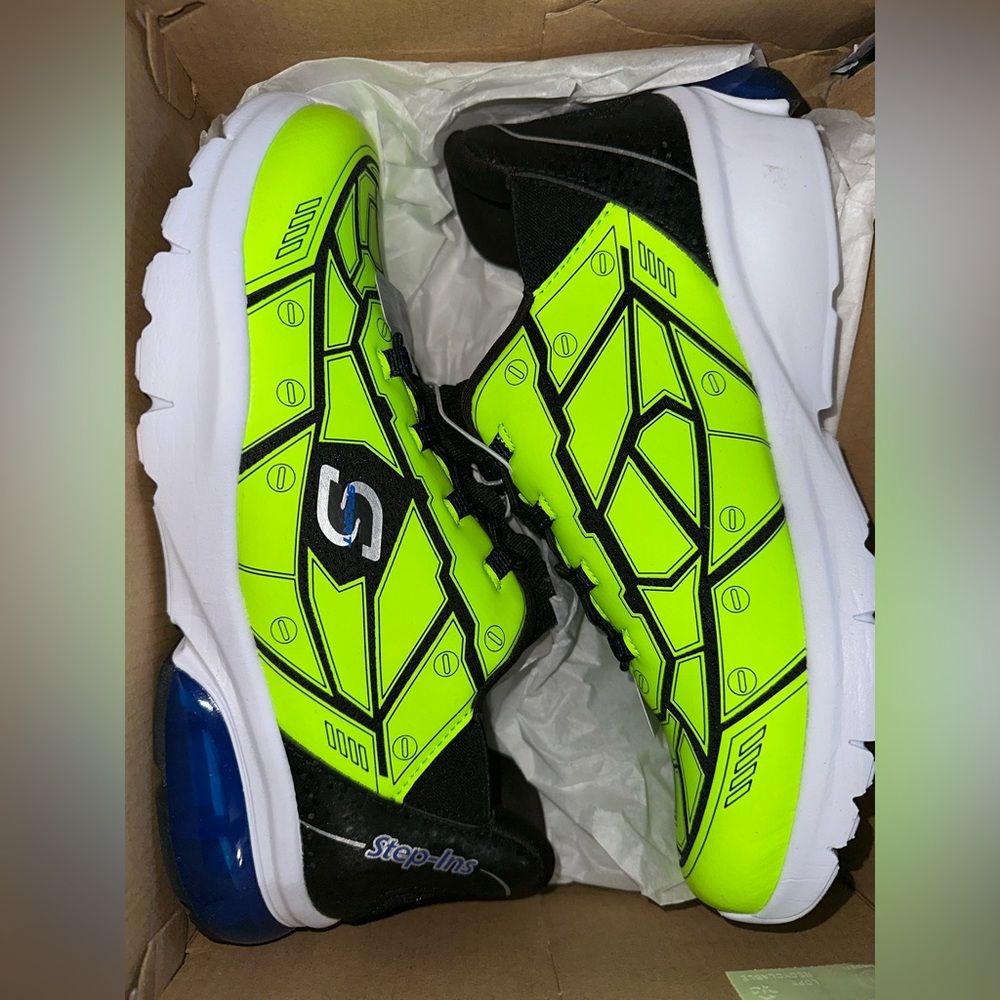 Skechers step ins Green and Black Sneakers with Dynamic Design. Nib